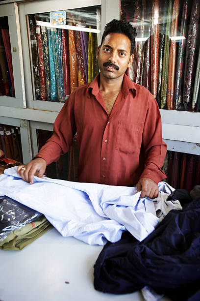 indian trabalhadores: lavagem a seco - developing countries small business india owner - fotografias e filmes do acervo