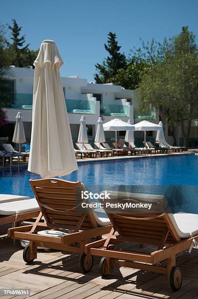 Foto de De Fundo Relaxante Refúgio À Beira Da Piscina e mais fotos de stock de Ao Lado de Piscina - Ao Lado de Piscina, Cadeira, Cadeira de Praia