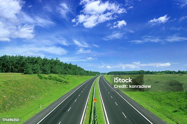 La Autopista Foto de stock y más banco de imágenes de Abierto - Abierto, Aire libre, Ajardinado