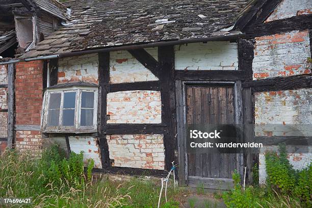 Chalé Grandmothers - Fotografias de stock e mais imagens de Abandonado - Abandonado, Acabado, Antigo