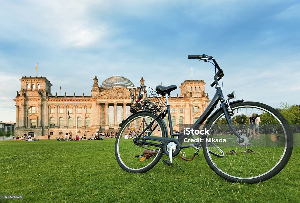 Lato w Berlinie - Zbiór zdjęć royalty-free (Bicykl)