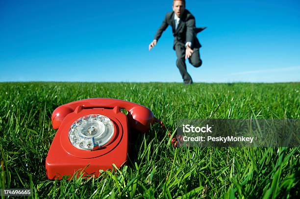 Red Notfalltelefon In Wiese Mit Geschäftsmann Laufen Stockfoto und mehr Bilder von Altertümlich