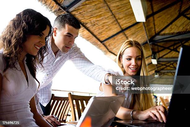 Trabajo En Equipo De Negocios Foto de stock y más banco de imágenes de Adulto - Adulto, Adulto joven, Café - Edificio de hostelería