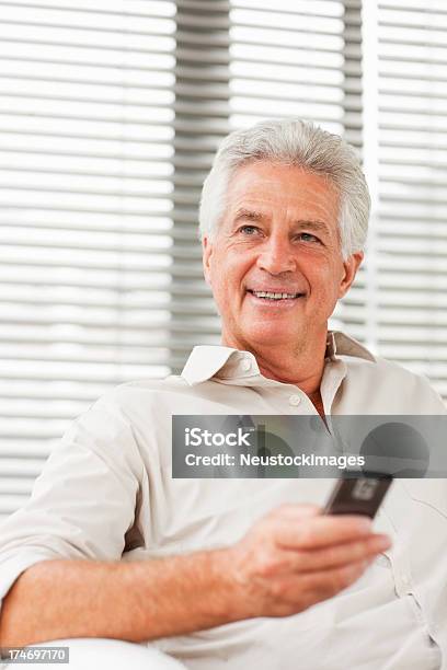 Lächelnd Senior Mann Hält Ein Cellphone Stockfoto und mehr Bilder von 60-64 Jahre - 60-64 Jahre, 60-69 Jahre, Aktiver Senior