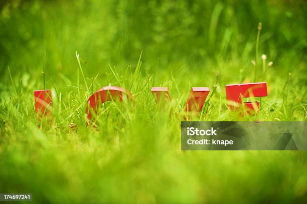 Cartas De Amor Esconden En El Césped Foto de stock y más banco de imágenes de Aire libre - Aire libre, Amor - Sentimiento, Arreglo