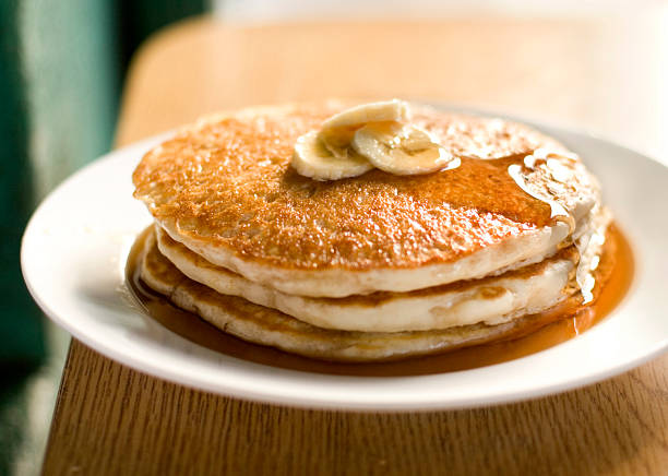 bananen-pfannkuchen - pancake stack stock-fotos und bilder