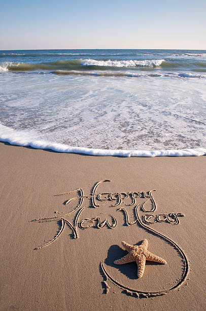 szczęśliwego nowego roku wiadomość ręcznie rozgwiazda na plaży - 2013 beach sand new years eve zdjęcia i obrazy z banku zdjęć