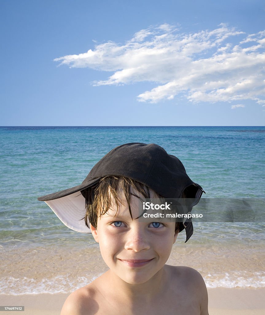 Niño en la playa - Foto de stock de 6-7 años libre de derechos