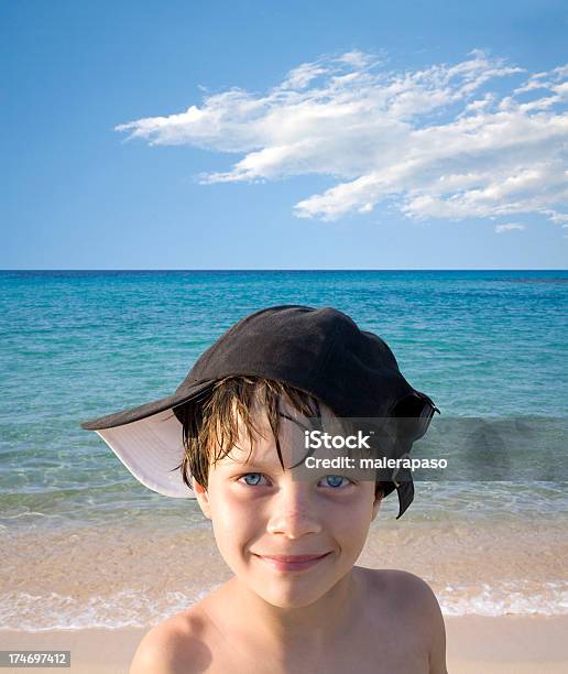 Niño En La Playa Foto de stock y más banco de imágenes de 6-7 años - 6-7 años, Adulto, Agua