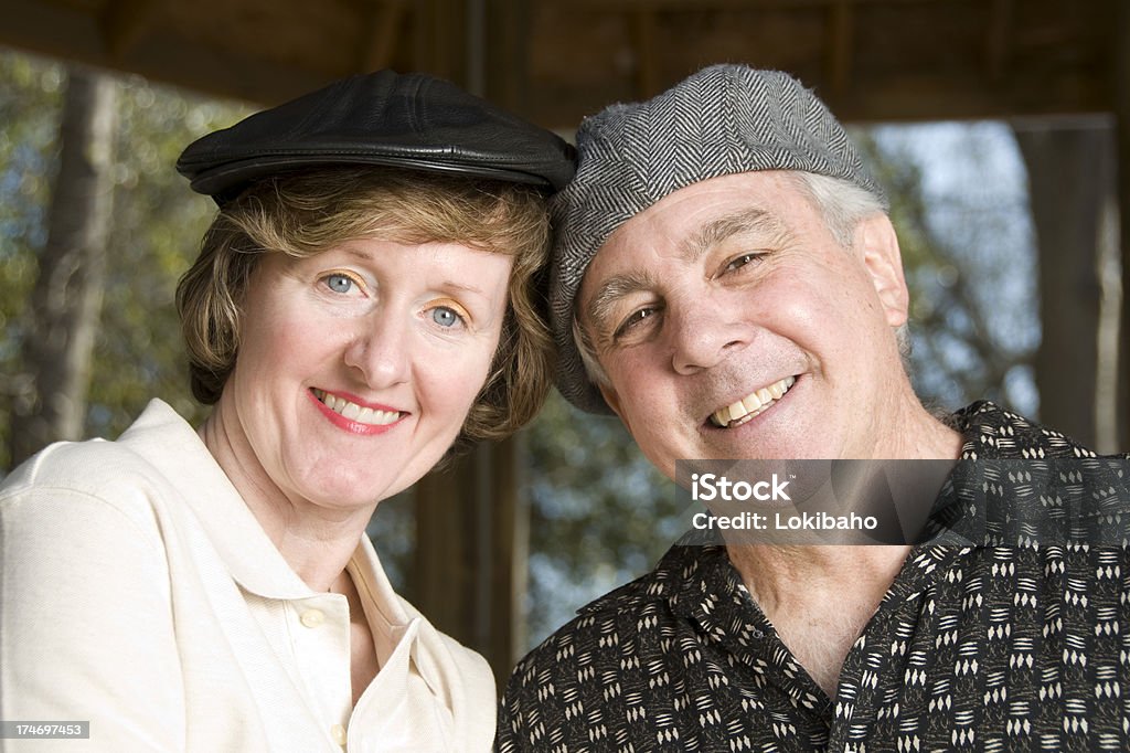 Casal maduro com chapéus - Foto de stock de Adulto royalty-free