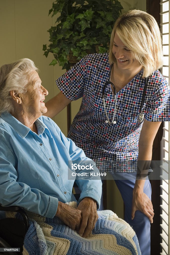 Gespräch zwischen Krankenschwester, älteren Frau. - Lizenzfrei Aktiver Senior Stock-Foto