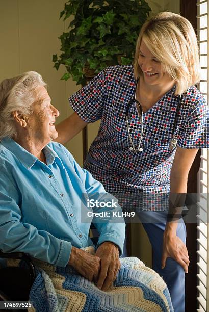 Gespräch Zwischen Krankenschwester Älteren Frau Stockfoto und mehr Bilder von Aktiver Senior - Aktiver Senior, Alter Erwachsener, Angesicht zu Angesicht