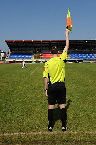 sędzia sygnałów na stronie - referee rear view back sport zdjęcia i obrazy z banku zdjęć