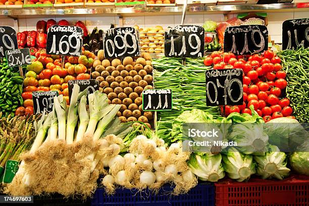 Mercado De Produtos Agrícolas - Fotografias de stock e mais imagens de Abundância - Abundância, Alface, Alimentação Saudável