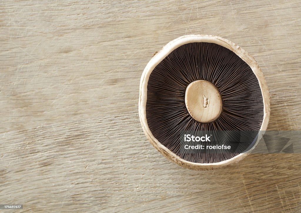 Portabella champignon sur couper une planche à repasser - Photo de Champignon Portobello libre de droits