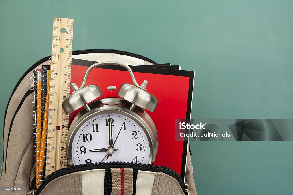 Rucksack und Schule Zubehör, Wecker und Wandtafel - Lizenzfrei Bildung Stock-Foto