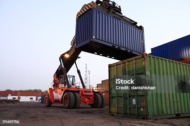 Carrello Elevatore A Forca Impilamento Cargo Container In Cantiere - Fotografie stock e altre immagini di Darsena