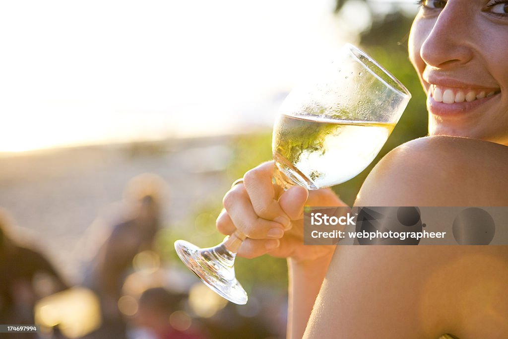 Mulher com vinho - Foto de stock de Adulto royalty-free