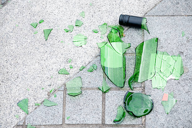 destruída garrafa de álcool - broken glass green shattered glass imagens e fotografias de stock