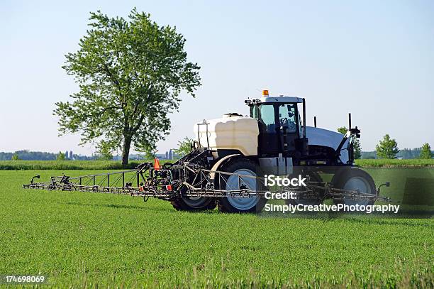 Pulverización Química Agrícola Foto de stock y más banco de imágenes de Agricultura - Agricultura, Aire libre, Campo - Tierra cultivada