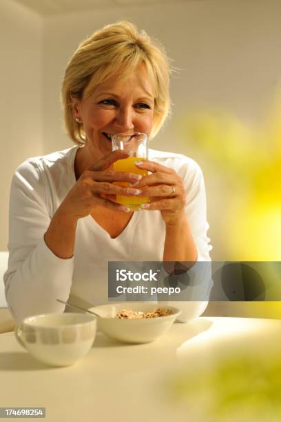 Mujer Madura Comer Desayuno Foto de stock y más banco de imágenes de Beber - Beber, Tercera edad, 50-54 años