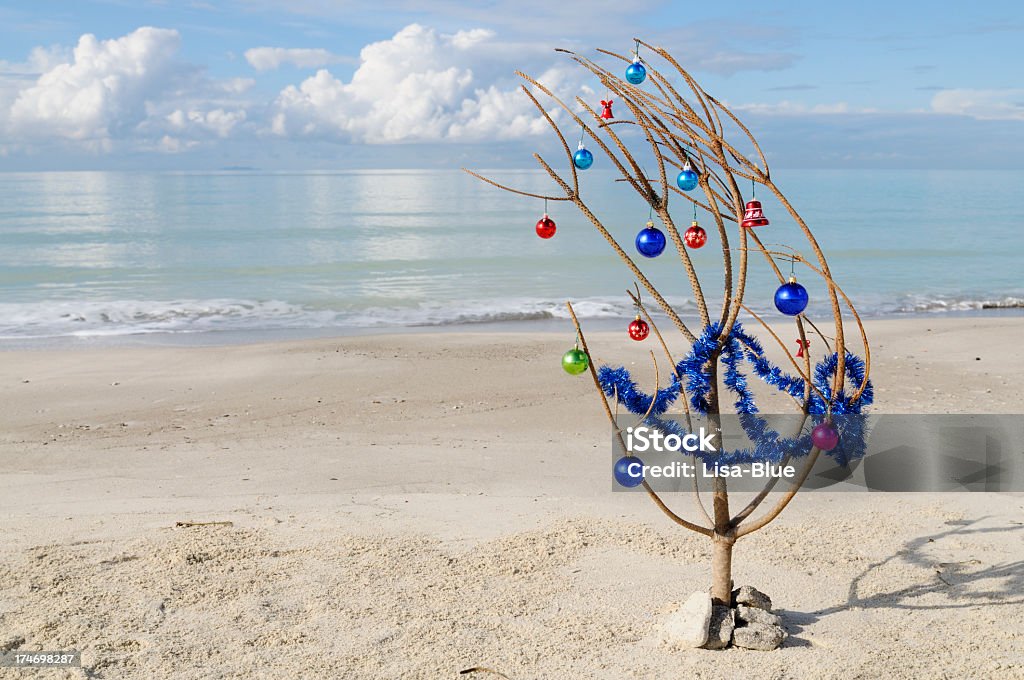 Árvore de Natal na praia - Royalty-free Acenar Foto de stock
