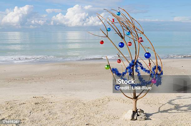 Árvore De Natal Na Praia - Fotografias de stock e mais imagens de Acenar - Acenar, Ao Ar Livre, Areia