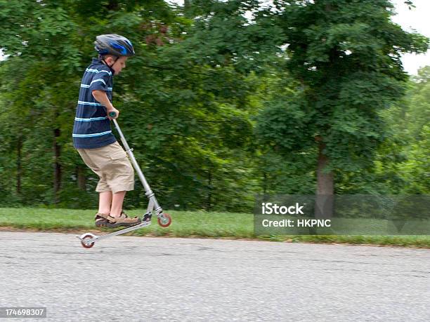 少年乗馬ジャンプスクーターヘルメット水平 - キックスケーターのストックフォトや画像を多数ご用意 - キックスケーター, ジャンプする, ヘルメット類