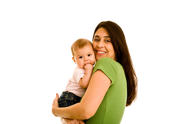 hispanic lächelnde frau umarmen baby blick in die kamera - mother family baby isolated stock-fotos und bilder