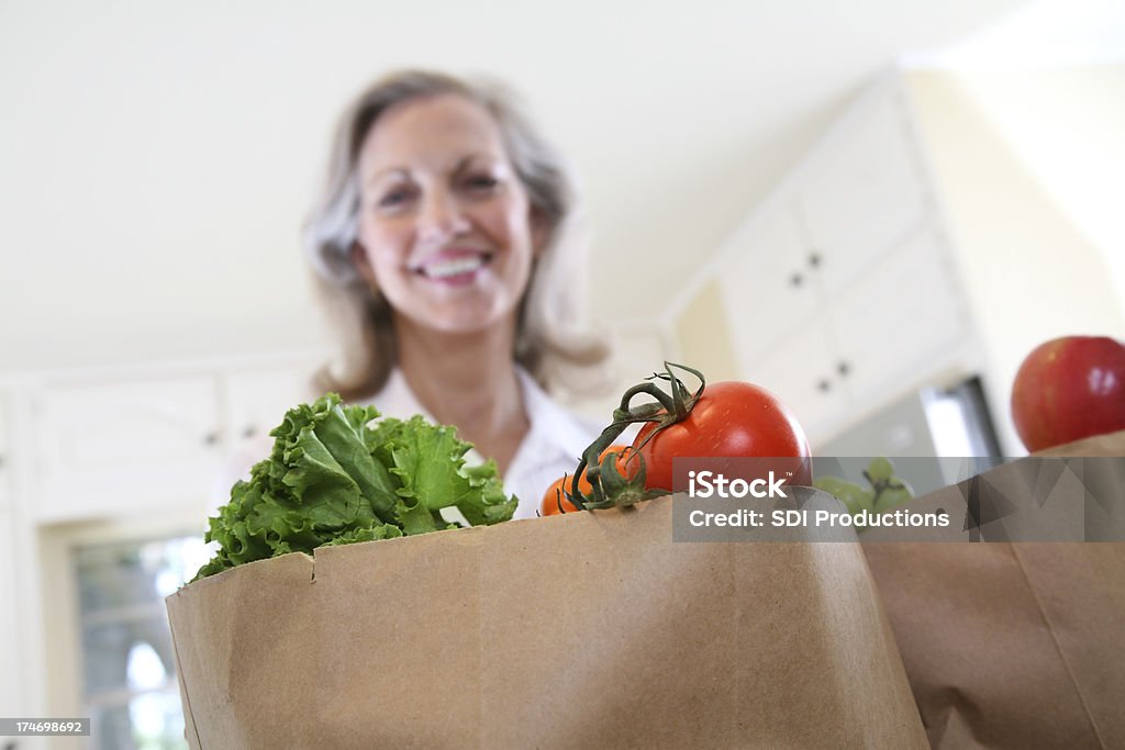 バッグの野菜と食材と笑顔の女性 - シニア世代のロイヤリティフリーストックフォト