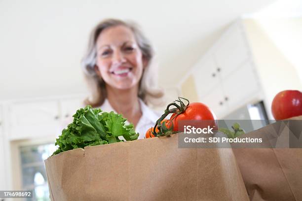 バッグの野菜と食材と笑顔の女性 - シニア世代のストックフォトや画像を多数ご用意 - シニア世代, 紙袋, 健康的な食事