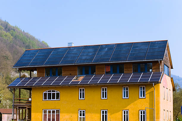 casa con paneles solares - eos5d fotografías e imágenes de stock