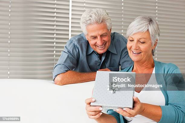 노인 남자 선물 사랑하는 아내 2명에 대한 스톡 사진 및 기타 이미지 - 2명, 60-64세, 60-69세