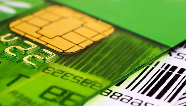 code-barres et carte bancaire - internet e mail paying credit card photos et images de collection