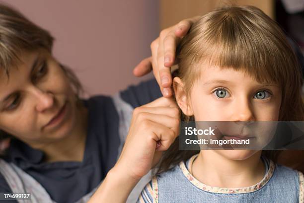 Hacer Hecho De Cabello Foto de stock y más banco de imágenes de Madre - Madre, Peinar, Cabello humano