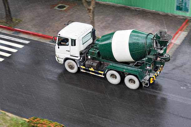misturador de cimento camião na chuva. - truck motion road cement truck imagens e fotografias de stock
