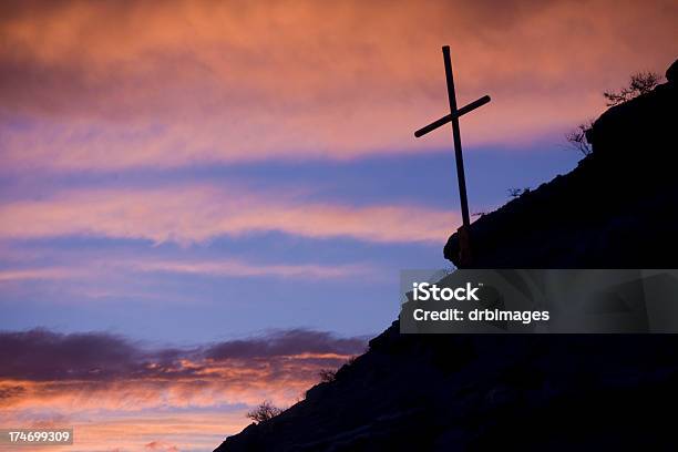 Hillside Kreuz Silhouette Stockfoto und mehr Bilder von Abenddämmerung - Abenddämmerung, Abwesenheit, Aufnahme von unten