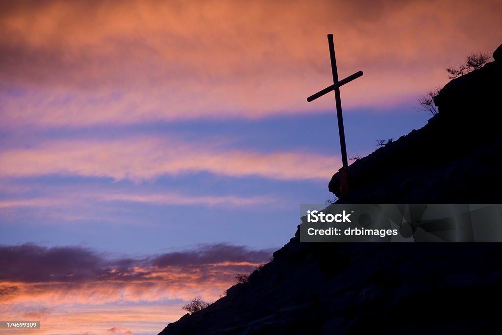 Крест силуэт с видом на холмы - Стоко�вые фото Без людей роялти-фри