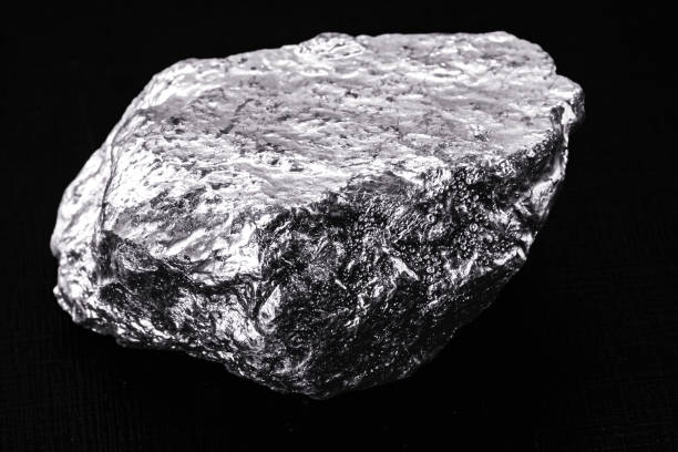 chalkosin, chalkosin oder chalkosin ist ein mineral, das aus kupfersulfid, isoliertem schwarzem hintergrund besteht - sulfide stock-fotos und bilder