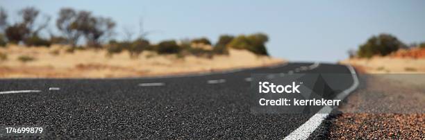 La Lunga Strada Del Deserto - Fotografie stock e altre immagini di Ambientazione esterna - Ambientazione esterna, Asfalto, Australia