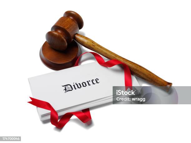 Photo libre de droit de Divorce Journaux Et Marteau De Juge banque d'images et plus d'images libres de droit de Autorité - Autorité, Bloc, Concepts