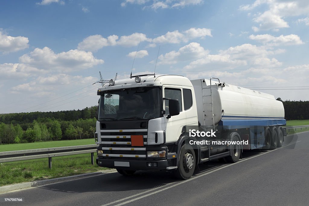 青い空に白いトラック - オイルタンカーのロイヤリティフリーストックフォト