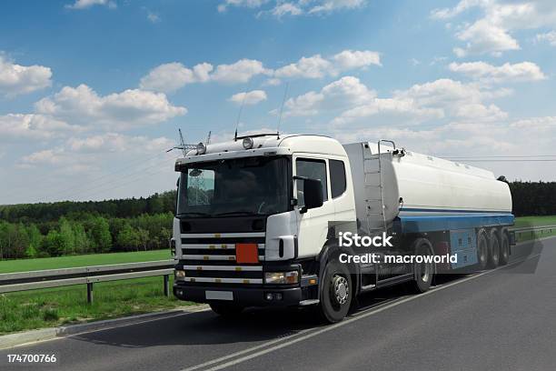 青い空に白いトラック - オイルタンカーのストックフォトや画像を多数ご用意 - オイルタンカー, ガソリン, コンセプト