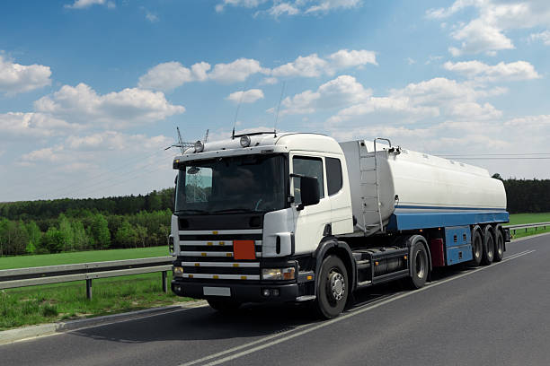 голубой небо над бел�ый грузовик - target sport truck driver industry transportation стоковые фото и изображения
