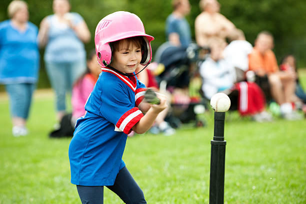 t-ball spielen - baseball und softball nachwuchsliga stock-fotos und bilder