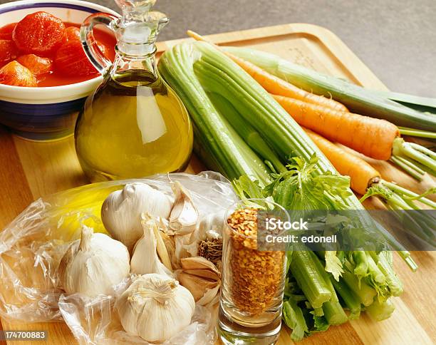 Photo libre de droit de Préparation De La Sauce Tomate banque d'images et plus d'images libres de droit de Ail - Légume à bulbe - Ail - Légume à bulbe, Aliment, Aliments et boissons