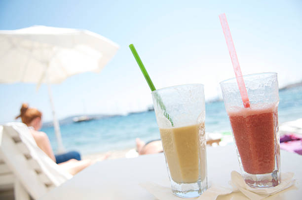 морозный напитки пляжа - pineapple milkshake стоковые фото и изображения
