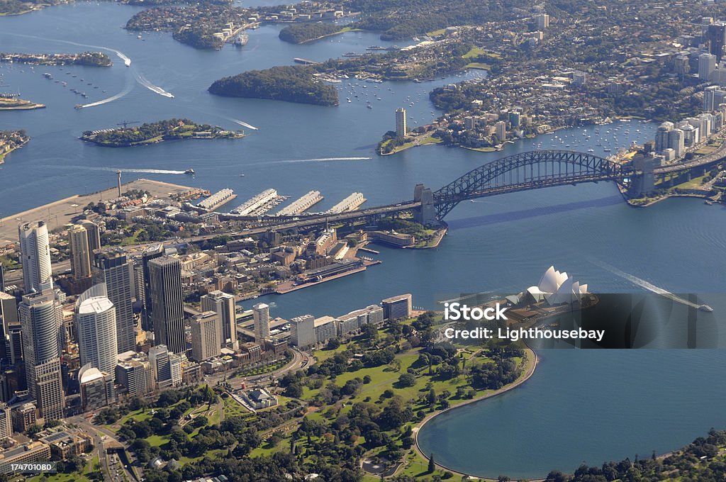 Vista aérea da Sydney harbour bridge e da opera house - Foto de stock de Arranha-céu royalty-free