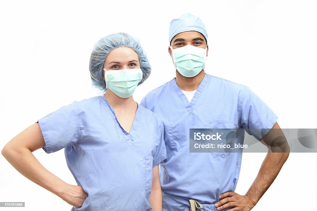 Medici in scrub e maschera facciale - Foto stock royalty-free di Infermiere