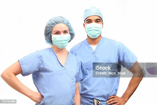 담당 의사들이 스크럽 얼굴 마스크 간호사에 대한 스톡 사진 및 기타 이미지 - 간호사, 남자 간호사, 미소